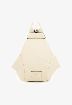 Zaino in pelle beige con una forma strutturata, manico superiore e bordi neri. Presenta una cerniera argentata e un'etichetta con il marchio nella parte inferiore.