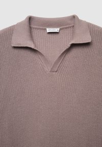 Helle mauve gestrickte Pullover mit ribbeliger Textur, ausgestattet mit einem Kragen und einem V-förmigen Schnitt vorne. Markenlabel sichtbar.