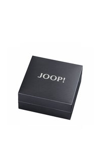 Caja de regalo negra texturizada con cierre magnético, que presenta un logo plateado "JOOP!" en la parte superior. Forma rectangular con líneas limpias.