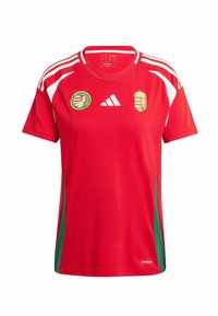 Camiseta deportiva roja con rayas blancas en los hombros, acentos verdes a los lados, escudo y logotipo de Hungría bordados en el frente, confeccionada con material que absorbe la humedad.