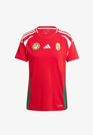 Červený športový dres s bielymi pruhmi na pleciach, zelenými akcentmi po stranách, vyšívaným erbom Maďarska a logom na prednej strane, vyrobený z materiálu, ktorý odvádza vlhkosť.