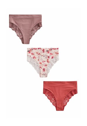Trzy damskie majtki z koronką w kolorze mauve, z kwiatowym wzorem na białym tle oraz w głębokim kolorze koralowym, ułożone płasko na białym tle.