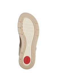 Beige színű sneaker talp többféle textúrájú gumiból, mintás tapadással, kerek orral, oldalsó perforációkkal és piros kör alakú díszítéssel a saroknál.