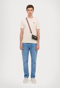 EA7 Emporio Armani TRAIN CORE TEE - Základné tričko - whitecap gray