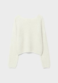 Suéter blanco de punto con un corte holgado, escote amplio y mangas largas. La textura es acanalada, lo que proporciona un aspecto suave y acogedor.