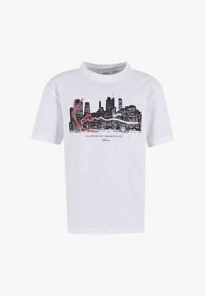 Biały bawełniany T-shirt z czarnym nadrukiem panoramy miasta z czerwonymi akcentami, krótkimi rękawami i okrągłym dekoltem. Napis: „Flatbush Ave Brooklyn NYC”.