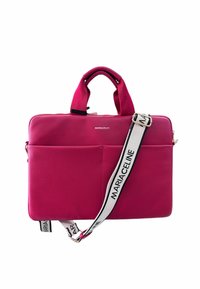 Borsa per laptop in pelle rosa con manici superiori e tracolla regolabile. Presenta una tasca frontale e una superficie liscia. Nome del marchio visibile.