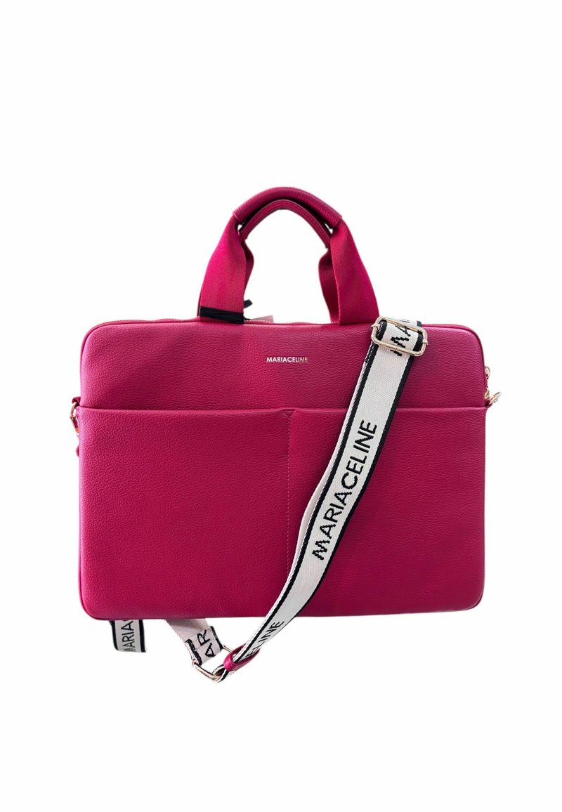 Borsa per laptop in pelle rosa con manici superiori e tracolla regolabile. Presenta una tasca frontale e una superficie liscia. Nome del marchio visibile.