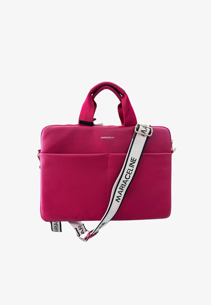 Borsa per laptop in pelle rosa con manici superiori e tracolla regolabile. Presenta una tasca frontale e una superficie liscia. Nome del marchio visibile.