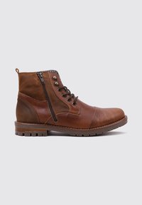 Bottine en cuir brun avec un bout rond, des lacets à l'avant, une fermeture éclair sur le côté et des accents texturés. Semelle en caoutchouc avec un motif cranté.