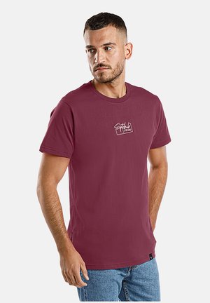 Burgunderfarbene Baumwoll-T-Shirt mit kurzen Ärmeln, Rundhalsausschnitt und einem weißen Logo-Druck auf der linken Brust. Gerader Saum, minimalistischem Design.