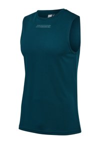 Mouwloze sporttop in donker teal, gemaakt van gladde stof. Beschikt over een ronde halslijn en subtiele branding op de borst.