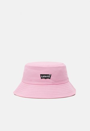 Lichtroze Levi's bucket hat met gestikte rand en zwarte Levi's logo patch op het voorste midden.