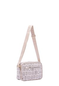 Borsa a tracolla beige con motivo logo, chiusura con zip e tracolla regolabile. Tessuto morbido con texture liscia e dettagli in metallo dorato.