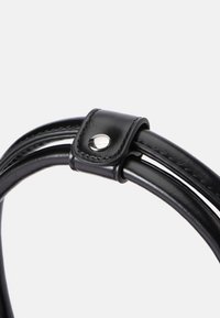 Melnas ādas rokassomu siksna ar divām noapaļotām, gludām rokturiem, kas rotāta ar šuvumu un sudraba metāla sprādzi.