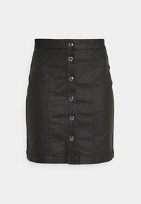 Zwarte minirok van imitatieleren met drukknoopsluiting aan de voorkant en verticale naaddetails op een witte achtergrond.