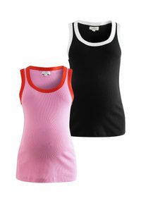 Twee mouwloze katoenen tanktops: de ene in zachtroze met rode rand, de andere in zwart met witte rand. Beide hebben een geribbelde structuur.