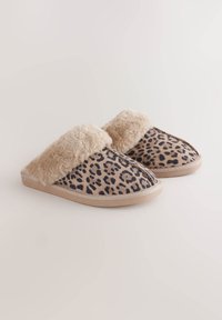 Chaussons imprimé léopard avec une doublure douce en fausse fourrure beige, une semelle flexible et une forme arrondie pour le confort et la chaleur.
