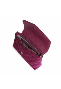 Bustina magenta texturizzata con un motivo geometrico, scomparti interni e chiusura a scatto magnetica; presenta un rivestimento liscio.
