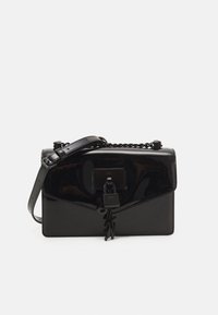 Czarna błyszcząca prostokątna torebka na ramię z łańcuszkowym paskiem i zawieszką w kształcie kłódki na przedniej klapie, na białym tle.