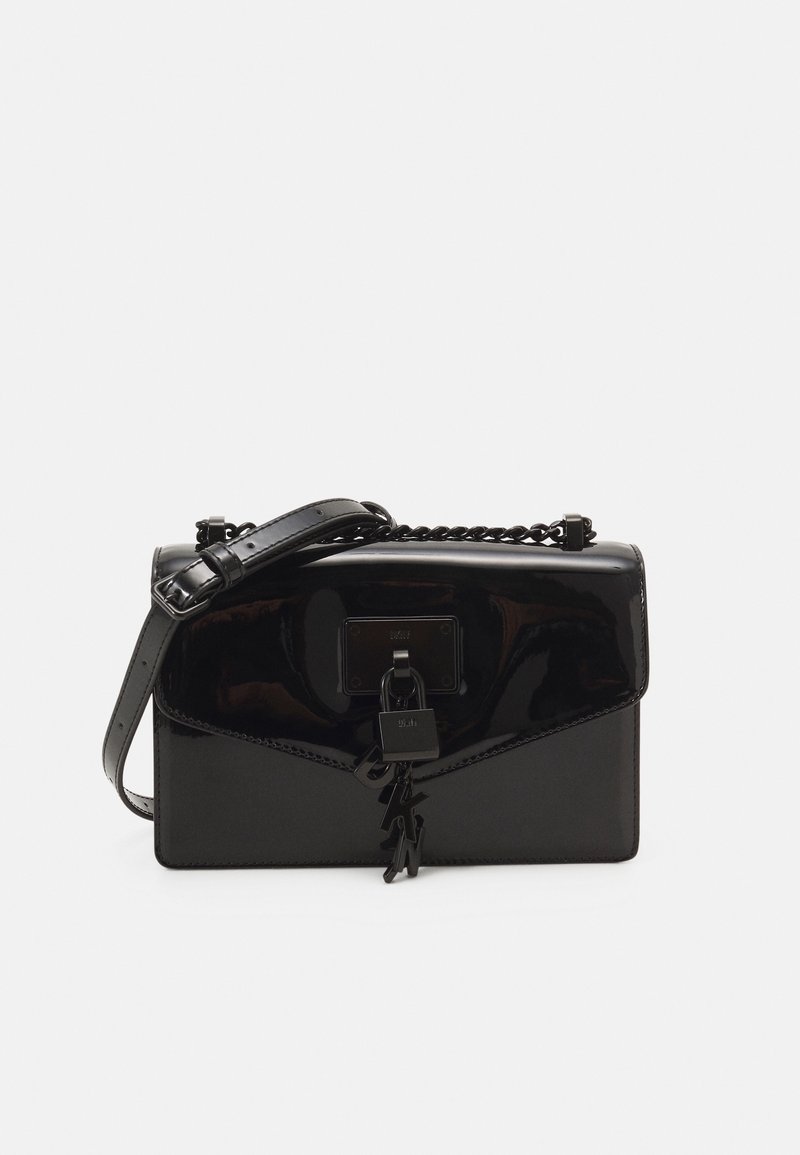 Czarna błyszcząca prostokątna torebka na ramię z łańcuszkowym paskiem i zawieszką w kształcie kłódki na przedniej klapie, na białym tle.