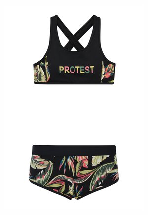 Schwarzes Bikini-Set mit einem Cross-Back-Oberteil, das das Logo "PROTEST" und akzentuierende Blätterdrucke aufweist, kombiniert mit passenden Unterteilen, die lebendige Blattmuster zeigen.