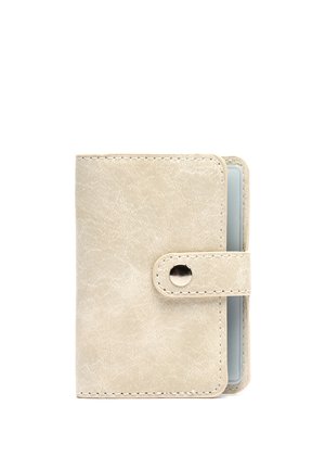 Portafoglio compatto beige in pelle con chiusura a bottone automatico e fessura trasparente visibile per carte all'interno.