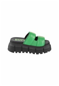 Grønne lær滑sandaler med to brede stropper, sort platformsåle med dybe riller og sideaccenter. Mærkenavnet "BUFF" synligt.