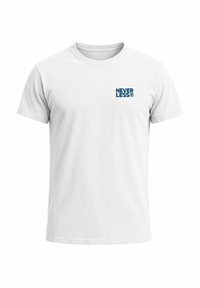 Weißes T-Shirt mit kurzen Ärmeln aus Baumwolle, mit einem blauen "NEVER LESS®"-Logo auf der linken Brust. Glatte Textur und reguläre Passform.