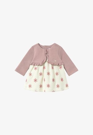 Vestido de manga larga con cuerpo de punto rosa con detalles de volantes y falda color crema decorada con patrones florales rosas.