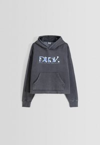 Felpa grigia corta con tasca frontale. Presenta una stampa grafica con la scritta "DUSK" in blu. Tessuto morbido con vestibilità rilassata e cappuccio con coulisse.