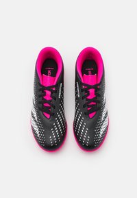 Scarpe da calcio nere e rosa con superfici testurizzate, un motivo diagonale bianco e lacci neri. Presentano un rivestimento interno imbottito rosa.