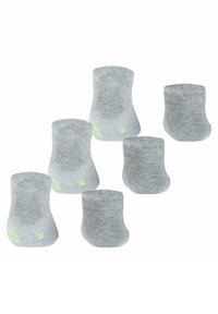 Sei paia di calzini alla caviglia grigi con una texture morbida. Ogni calzino presenta dettagli in verde neon vicino al tallone e un logo.