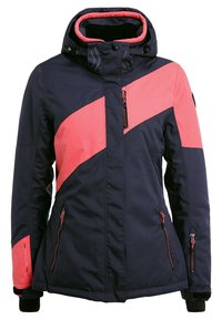 Veste d'hiver pour femmes en marine foncé et corail avec des panneaux corail diagonaux, plusieurs poches zippées et une capuche doublée de corail.