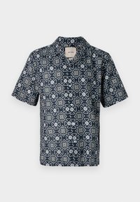 Chemise à manches courtes en bleu marine avec un motif floral complexe en blanc et bleu clair, fabriquée dans un tissu lisse, dotée d'un col en V.