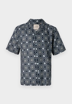 Chemise à manches courtes en bleu marine avec un motif floral complexe en blanc et bleu clair, fabriquée dans un tissu lisse, dotée d'un col en V.