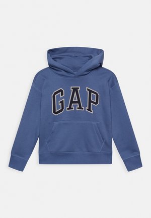 Sweat à capuche bleu avec poche avant et grandes lettres "GAP" noires et blanches imprimées sur la poitrine.
