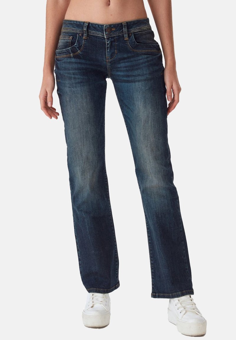 Jeans in denim blu scuro con design a gamba dritta, caratterizzati da dettagli di cucitura, tasche frontali e una chiusura a bottone classica.