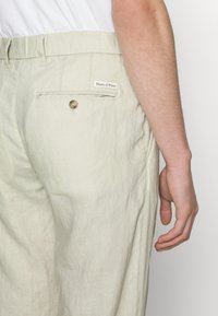 Marc O'Polo PLEATS - Pantalon classique - gray silk