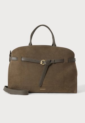 Sac à main en daim marron avec dessus arrondi, poignées en cuir, sangle avant avec boucle dorée et bandoulière amovible.