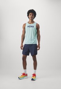 HOKA SKYGLIDE SHORT - Pantalón corto de deporte - outer space