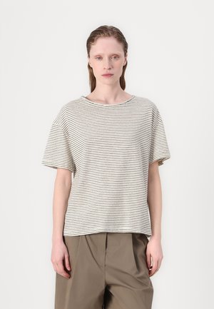 Rutet kortermet topp i lys beige og brun, med rund hals og avslappet passform, laget av et mykt, teksturert stoff.