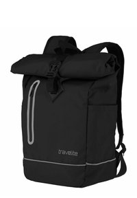 Mochila negra tipo rolltop hecha de material duradero. Cuenta con un bolsillo frontal con cremallera, acentos reflectantes y correas ajustables y acolchadas.
