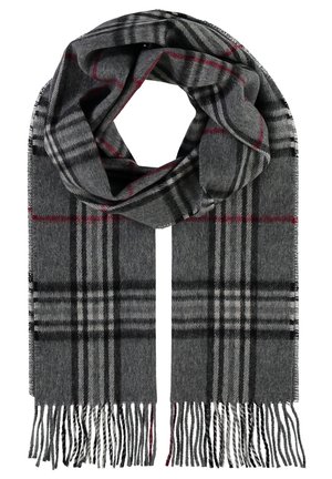 Grå uldscarf med et sort og rødt ternet mønster, afsluttet med frynser i kanterne for ekstra tekstur og detaljer.