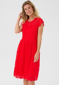 Rochie roșie din dantelă cu mâneci scurte, model floral, decolteu rotund, fustă evazată și tiv zimțat. Țesătură netedă cu un finisaj texturat.