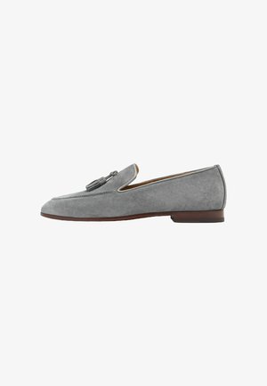 Grå ruskinds loafers med rund tå, der har en dekorativ kvast og slip-on design. Flad træsål med minimal syning.