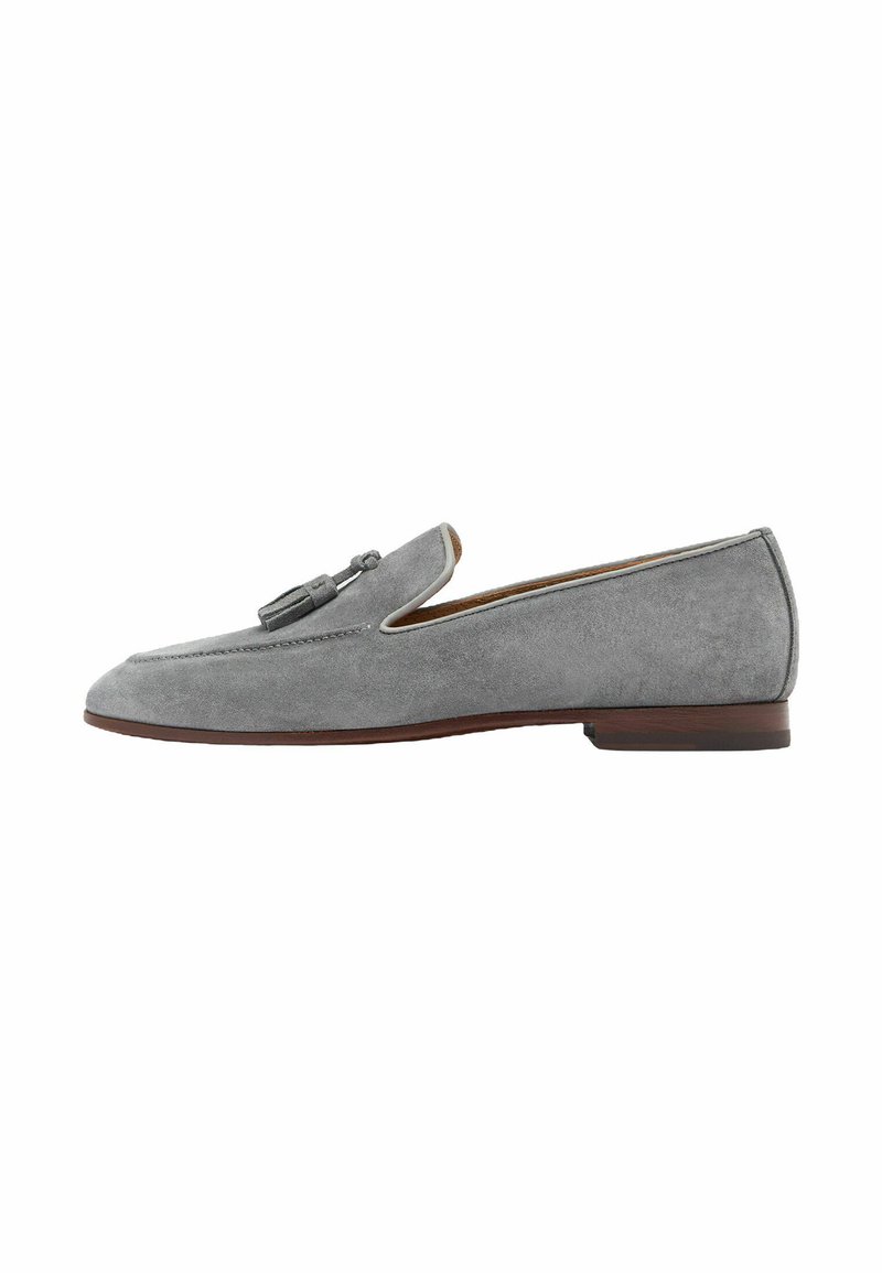 Grå ruskinds loafers med rund tå, der har en dekorativ kvast og slip-on design. Flad træsål med minimal syning.
