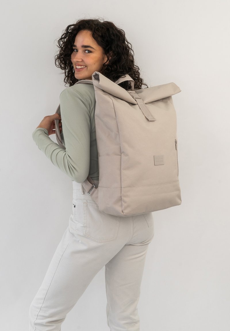 Johnny Urban ROBIN LARGE ROLL TOP BACKPACK Tagesrucksack sand