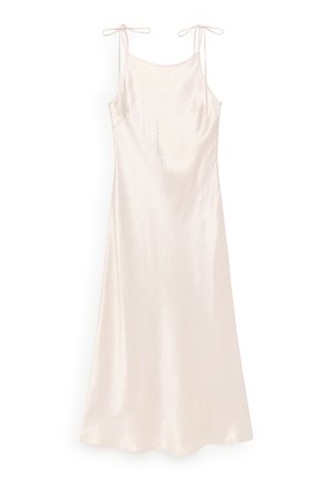 Lichtroze satijnen slipdress met dunne verstelbare bandjes en een rechte halslijn, afgebeeld op een witte achtergrond.