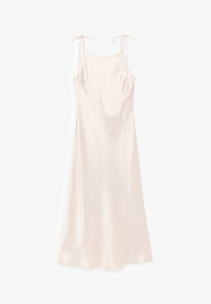 Robe nuisette en satin rose clair avec fines bretelles réglables et encolure droite, présentée sur fond blanc.